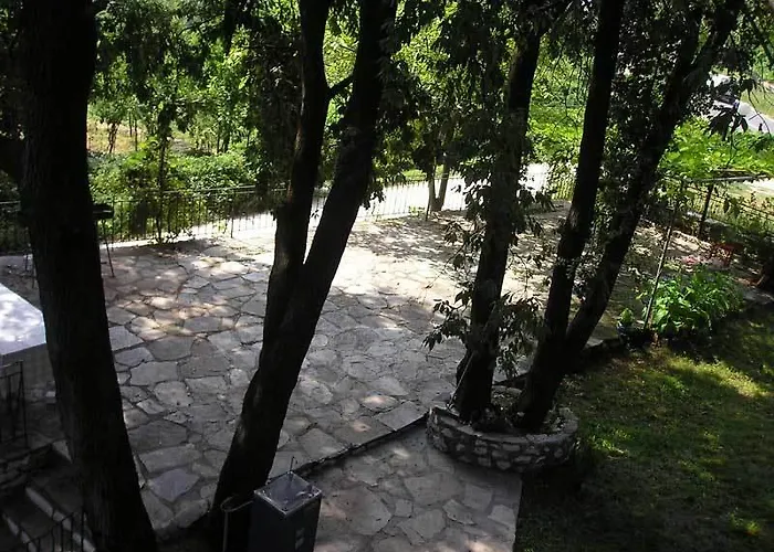 Irini アパートホテル